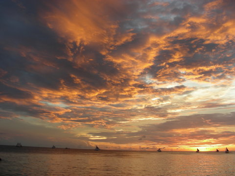 tramonto nell'isola di boracay nelle filippine