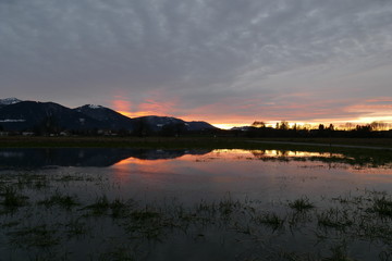 Sonnenuntergang nahe den Alpen