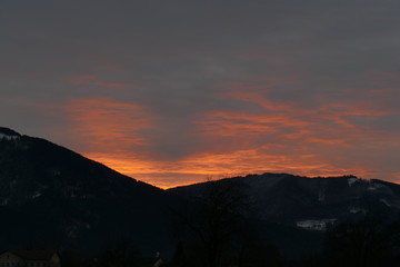Sonnenuntergang nahe den Alpen