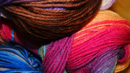 Клубки для вязания разноцветные яркие - obrazy, fototapety, plakaty