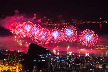 Photo sur Plexiglas Copacabana, Rio de Janeiro, Brésil Célèbre feu d& 39 artifice du Nouvel An sur la plage de Copacabana à Rio de Janeiro