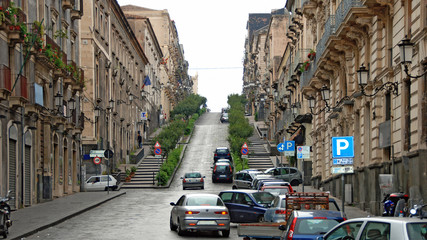 Steile Stadtstraße in Catania