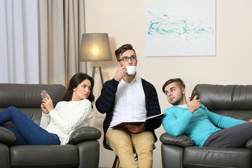 Obraz premium Young couple with problem on reception for family psychologist