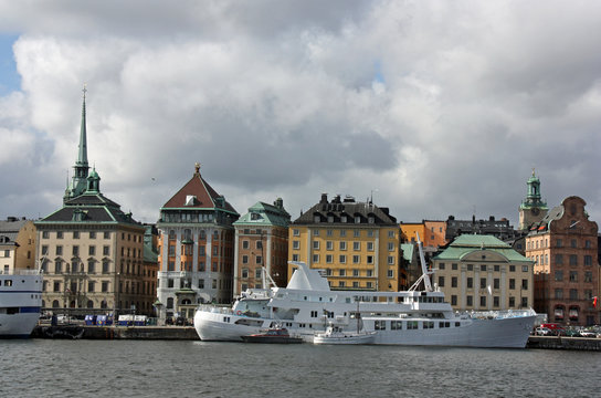 Stockholm, belles maisons colorées dans le port de la capitale suédoise
