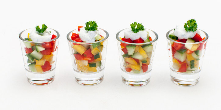 Bunter Salat im Mini-Glas mit Topping