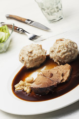 bayerischer Schweinebraten mit Knödel