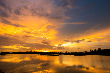 Obraz premium Beautiful Golden light over the lake