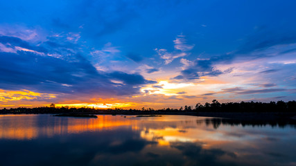 Obraz premium Breathtaking sunset over the lake at Udonthani province ,Thailand