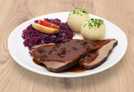 Rheinischer Sauerbraten mit Apfelrotkohl und Kl&ouml;&szlig;en