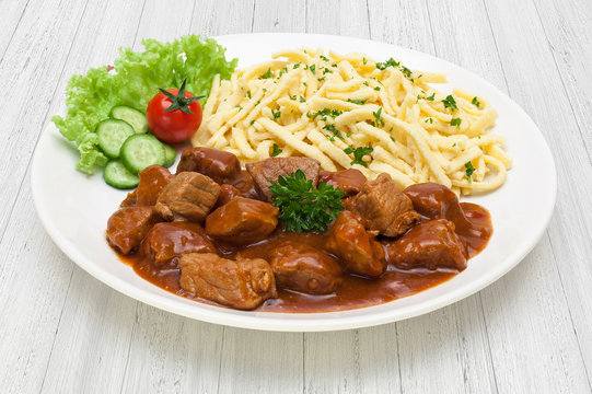 Schweinegulasch mit handgemachten Sp&auml;tzle