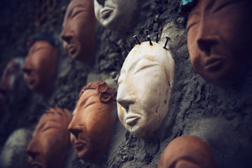 Maschere in terracotta a Bussana vecchia