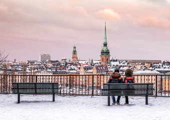 Op een wintermiddag in Stockholm. Liefhebbers op de heuvel van Sodermalm met uitzicht over de oude binnenstad van Stockholm (Gamla Stan).