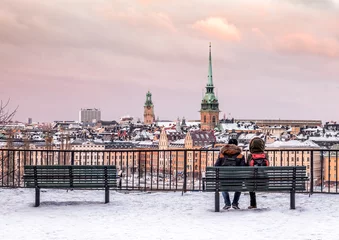 Fotobehang Stockholm Op een wintermiddag in Stockholm. Liefhebbers op de heuvel van Sodermalm met uitzicht over de oude binnenstad van Stockholm (Gamla Stan).