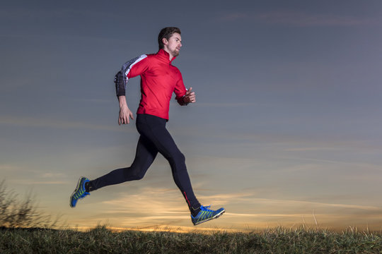 jogger bei sonnenuntergang