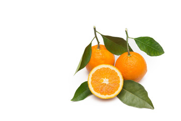 Arance fresche su fondo bianco