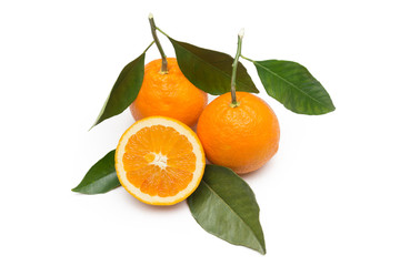 Arance fresche su fondo bianco