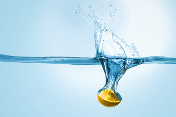 orange im Wasser splash
