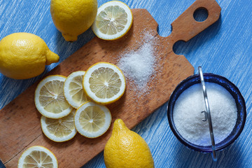 Натюрморт: нарезанный лимон и сахарница на деревянном столе