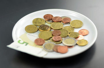 Münzen auf Teller
