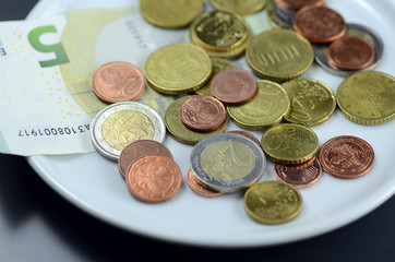 Münzen auf Teller