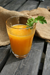 organic lifestyle saft frisch gepresst gesunde ernährung holz sackleinen bio-lebensmittel