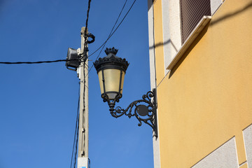 Fototapeta na wymiar lámpara de forja antigua