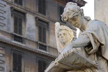 Fototapeta na wymiar woman reading statue
