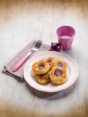 canapes with red onion