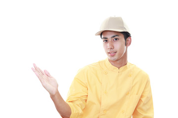 案内する笑顔のウェイター