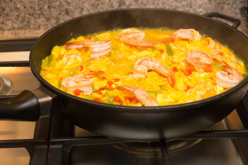 Paella mit Garnelen auf dem Herd
