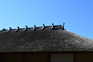 茅葺き屋根／古く懐かしい、茅葺き屋根を撮影した、レトロイメージの写真です。