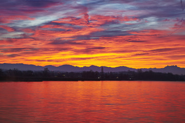Fototapeta na wymiar Morgenröte über dem Greifensee, Bergkette am Horizont