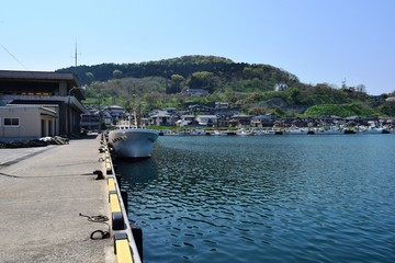 由良漁港／山形県庄内浜の由良漁港の風景を撮影した写真です。由良漁港は古くから良質な魚介類が水揚げされる事で全国的に知られています。東北地方のスーパーでは、由良漁港で水揚げされた魚介類に「由良産」とクレジットされるほどの知名度があります。由良漁港に隣接している由良海岸は、日本の渚100選、快水浴場100選にも選ばれた庄内浜のシンボル的な海岸で、その景観から「東北の江ノ島」と呼ばれています。