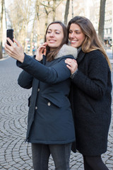 Zwei Frauen machen einen selfie mit dem Telefon im Winter
