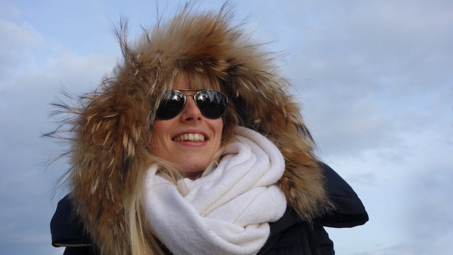 junge Frau im Winter