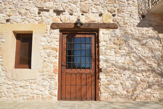 puerta de madera en una fachada de piedra