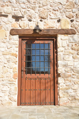 Fototapeta na wymiar puerta de madera en una fachada de piedra