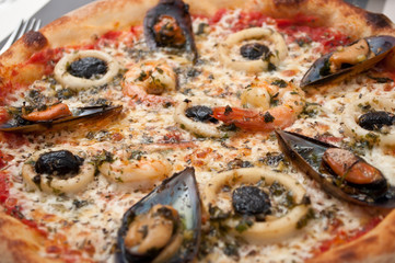 Obraz na płótnie Canvas pizza aux fruits de mer