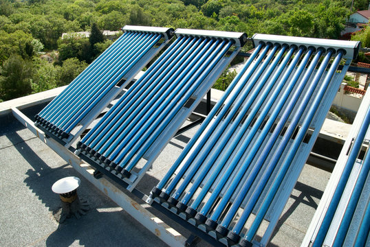 Vacuum solar cells for water heating system