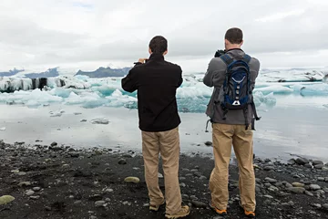Crédence de cuisine en verre imprimé Glaciers Laguna glaciar de Jökulsárlón, en Islandia, amigos haciendo una foto.