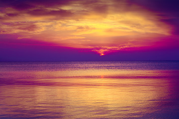 Fototapeta na wymiar Sunrise over sea