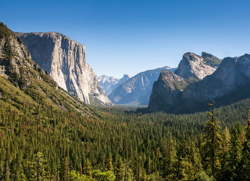 Fototapeta Yosemite Valley and the Sierra Nevada Mountains in California, United States. Scenic Mountain Vista.