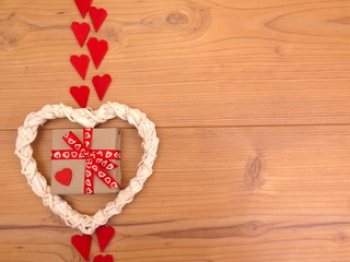 Weiße Herz mit Geschenk Päckchen auf Holzhintergrund
