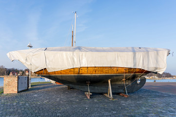 Boot auf dem Land im Winter