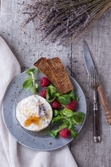 Goat cheese with honey and raspberries