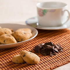 Cookies with chocolate chips and chocolate flakes