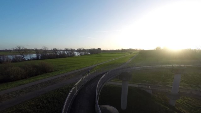 Timelapse - Sonnenuntergang am Rheindamm an der D&uuml;sseldorfer Flughafenbr&uuml;cke