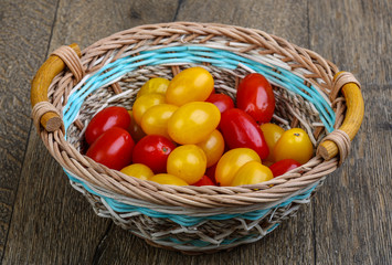 Yellow and red cherry tomatoes