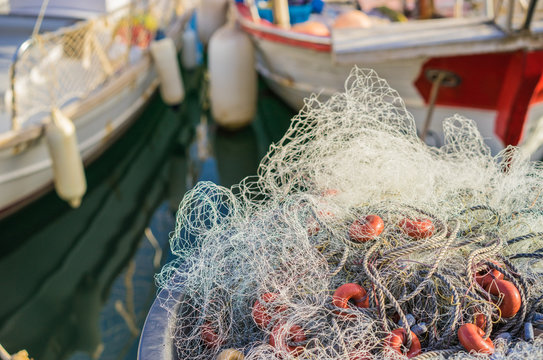 Fischkutter und  Fischnetze im Hafen