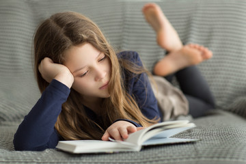 Mädchen liest Buch